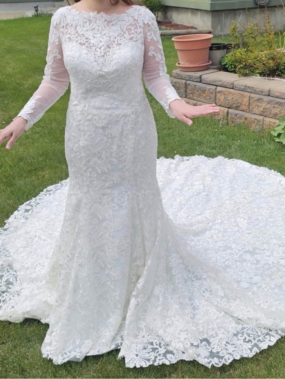 LG White Lace Long-Sleeve Bridal Gown with Scalloped Train